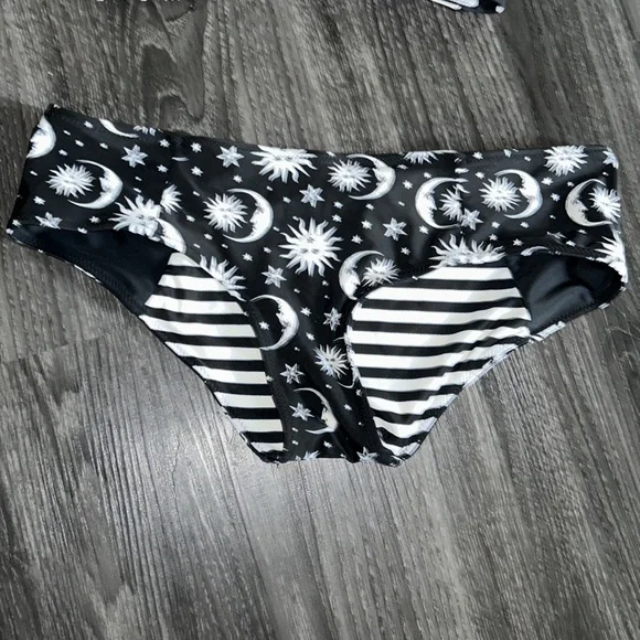 Reversible black and white bikini - Picture 3 of 8